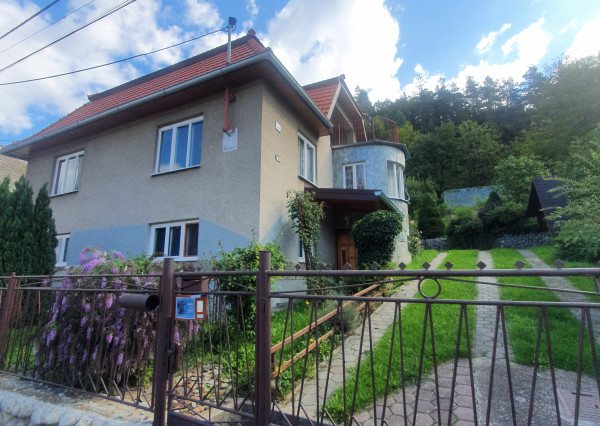 VEĽKÝ DOM S PEKNOU ZÁHRADOU V KRÁSNOM PROSTREDÍ VEĽKÝ FOLKMÁR
