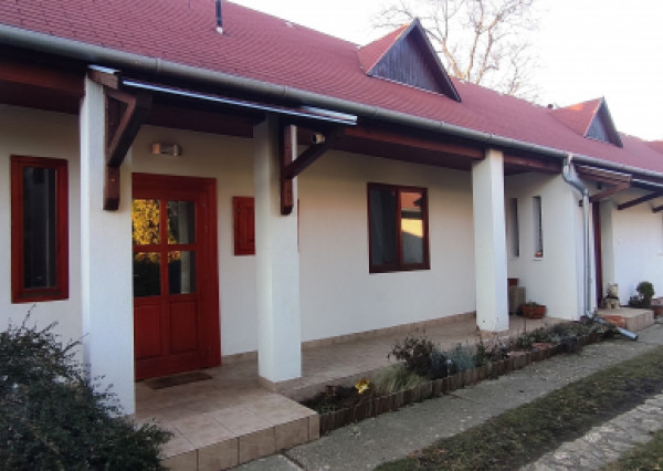 KOMPLETNE ZREKONŠTRUOVANÝ vidiecky dom s tehlovou prístavbou  v Encs