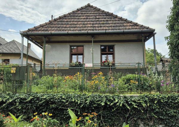 Gazdovský dom s výhľadom na hrad Füzér – veľký rovinatý pozemok v objatí prírody